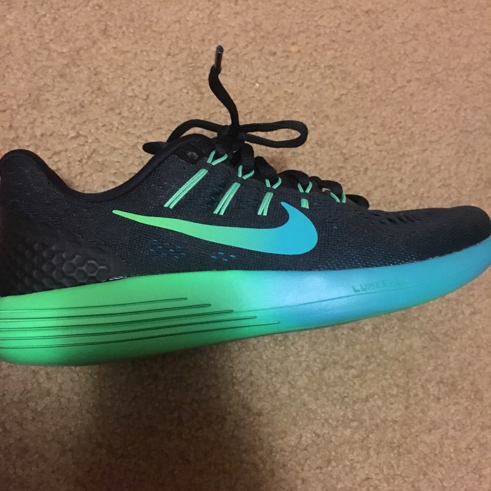 NIKE TENNIS SHOES